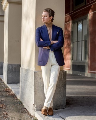 Comment porter une pochette de costume beige: Pense à associer un blazer bleu marine avec une pochette de costume beige pour une tenue idéale le week-end. Complète cet ensemble avec une paire de slippers en daim marron pour afficher ton expertise vestimentaire.