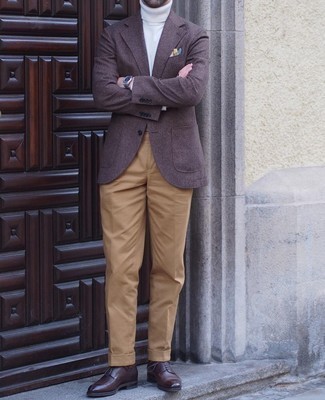 Comment porter un pantalon de costume marron clair avec un blazer marron: Harmonise un blazer marron avec un pantalon de costume marron clair pour dégager classe et sophistication. Une paire de chaussures derby en cuir marron foncé est une option parfait pour complèter cette tenue.