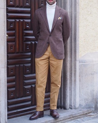 Comment porter un blazer en laine marron: Porte un blazer en laine marron et un pantalon de costume marron clair pour une silhouette classique et raffinée. Termine ce look avec une paire de chaussures derby en cuir marron foncé.