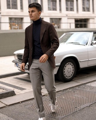 Comment porter un pantalon de costume gris: Pense à associer un blazer marron foncé avec un pantalon de costume gris pour dégager classe et sophistication. Si tu veux éviter un look trop formel, choisis une paire de baskets basses en cuir blanc et rouge.