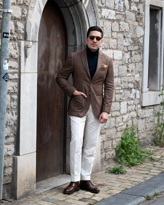 Comment porter un blazer en laine marron: Essaie d'harmoniser un blazer en laine marron avec un pantalon de costume blanc pour dégager classe et sophistication. Mélange les styles en portant une paire de bottes de loisirs en cuir marron foncé.