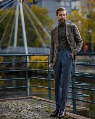 Comment porter un blazer écossais marron foncé: Essaie d'associer un blazer écossais marron foncé avec un pantalon de costume bleu marine pour un look classique et élégant. Termine ce look avec une paire de mocassins à pampilles en cuir noirs.