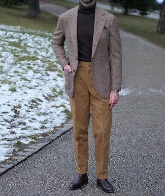 Un pantalon de costume à porter avec des bottines chelsea tabac: Marie un blazer en laine en pied-de-poule marron avec un pantalon de costume pour un look pointu et élégant. Une paire de bottines chelsea tabac est une option génial pour complèter cette tenue.