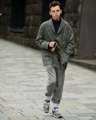 Comment porter un blazer en laine gris: Porte un blazer en laine gris et un pantalon de jogging gris pour une tenue idéale le week-end. Mélange les styles en portant une paire de chaussures de sport grises.