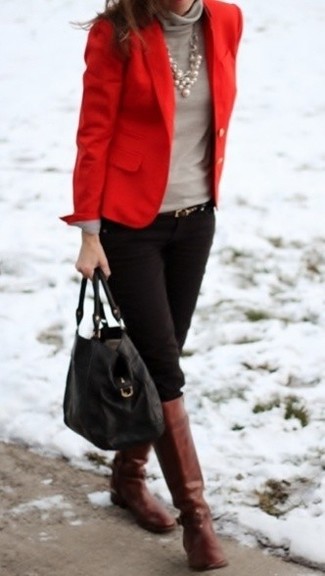Comment porter des bottes hauteur genou en cuir marron: Opte pour un blazer rouge avec un pantalon slim noir pour une tenue idéale le week-end. Une paire de bottes hauteur genou en cuir marron est une option judicieux pour complèter cette tenue.