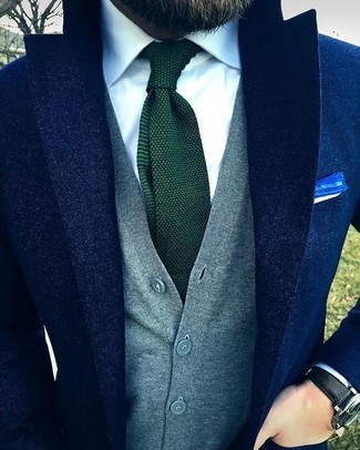 Comment porter une cravate vert foncé: Essaie d'harmoniser un blazer en laine bleu marine avec une cravate vert foncé pour un look classique et élégant.