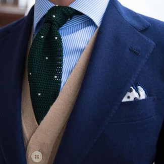 Comment porter une cravate vert foncé: Marie un blazer bleu marine avec une cravate vert foncé pour un look pointu et élégant.