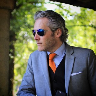 Comment porter une cravate orange: Pense à porter un blazer gris et une cravate orange pour dégager classe et sophistication.