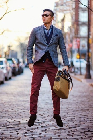 Comment porter une ceinture en cuir rouge: Essaie d'associer un blazer en laine bleu avec une ceinture en cuir rouge pour une tenue idéale le week-end. Jouez la carte classique pour les chaussures et termine ce look avec une paire de monks en daim marron foncé.