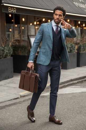 Comment porter une serviette en cuir tabac: Essaie de marier un blazer bleu clair avec une serviette en cuir tabac pour une tenue idéale le week-end. Une paire de chaussures richelieu en cuir marron ajoutera de l'élégance à un look simple.
