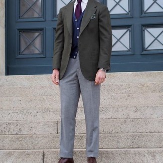Comment porter une cravate pourpre: Associe un blazer olive avec une cravate pourpre pour dégager classe et sophistication. Termine ce look avec une paire de chaussures richelieu en cuir marron foncé.