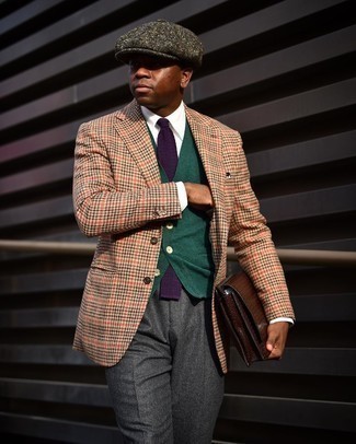 Comment porter une casquette plate vert foncé: Pense à associer un blazer en laine en pied-de-poule marron clair avec une casquette plate vert foncé pour un look idéal le week-end.