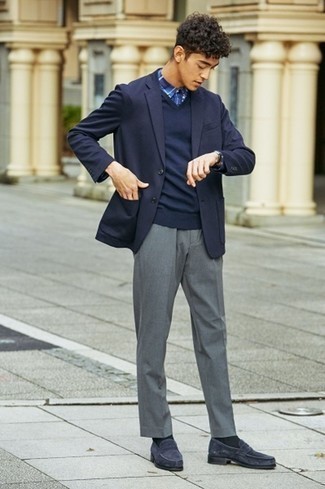 Comment porter des slippers en daim bleu marine quand il fait chaud: Choisis un blazer bleu marine et un pantalon de costume gris pour un look pointu et élégant. Une paire de slippers en daim bleu marine est une option avisé pour complèter cette tenue.