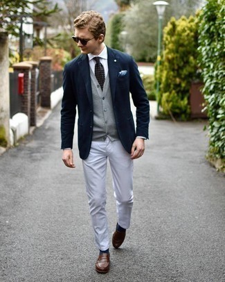 Comment porter une cravate á pois tabac pour un style chic decontractés quand il fait chaud: Associe un blazer bleu marine avec une cravate á pois tabac pour un look classique et élégant. Complète ce look avec une paire de slippers en cuir marron.