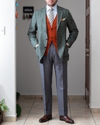 Tenue: Blazer en laine vert foncé, Pull en v sans manches orange, Chemise de ville blanche, Pantalon de costume en laine gris
