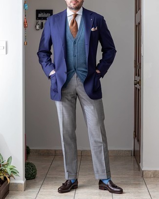 Comment porter une cravate imprimée marron: L'association d'un blazer bleu marine et d'une cravate imprimée marron peut te démarquer de la foule. Complète ce look avec une paire de mocassins à pampilles en cuir marron foncé.