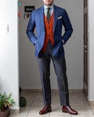 Comment porter des chaussures richelieu en cuir bordeaux: Pense à porter un blazer bleu marine et un pantalon de costume gris foncé pour un look classique et élégant. Une paire de chaussures richelieu en cuir bordeaux est une option avisé pour complèter cette tenue.