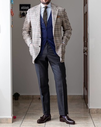 Tenue: Blazer écossais gris, Pull en v sans manches bleu marine, Chemise de ville à rayures verticales grise, Pantalon de costume gris foncé