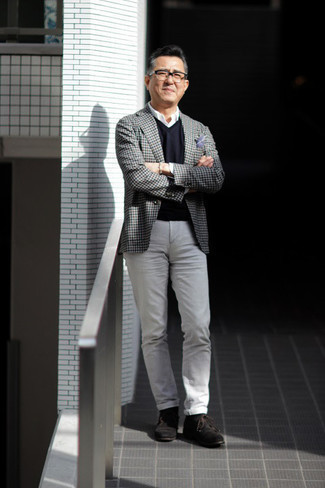 Comment porter un blazer gris avec un pantalon chino gris après 50 ans: Harmonise un blazer gris avec un pantalon chino gris pour créer un look chic et décontracté. Cet ensemble est parfait avec une paire de bottines chukka en daim noires.