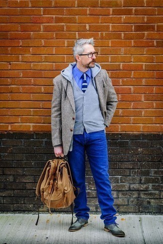 Comment porter un sac à dos en toile beige: Harmonise un blazer gris avec un sac à dos en toile beige pour un look idéal le week-end. Rehausse cet ensemble avec une paire de chaussures brogues en cuir grises.