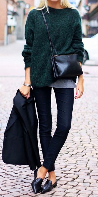 Comment porter un pull surdimensionné vert foncé: Essaie d'associer un pull surdimensionné vert foncé avec un jean skinny bleu marine pour un look confortable et décontracté. Rehausse cet ensemble avec une paire de slippers en cuir noirs.