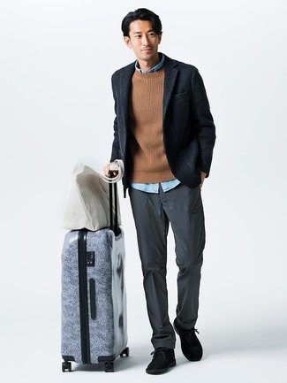 Tenue: Blazer en laine bleu marine, Pull torsadé marron clair, Chemise à manches longues en chambray bleu clair, Pantalon chino gris
