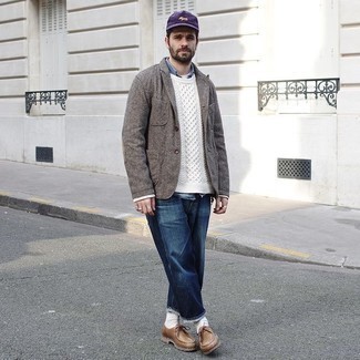 Tendances mode hommes: Pense à associer un blazer en laine marron avec un jean bleu marine pour un look idéal au travail. Termine ce look avec une paire de bottines chukka en cuir marron.