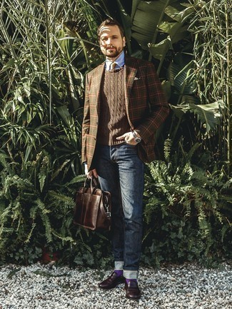 Comment porter un blazer écossais vert foncé: Essaie d'harmoniser un blazer écossais vert foncé avec un jean bleu marine pour affronter sans effort les défis que la journée te réserve. Apportez une touche d'élégance à votre tenue avec une paire de slippers en cuir bordeaux.
