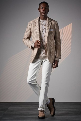 Comment s'habiller au printemps: Harmonise un blazer en laine à chevrons beige avec un pantalon chino blanc pour créer un look chic et décontracté. Rehausse cet ensemble avec une paire de chaussures derby en daim marron clair. Ce look fait vraiment printanier.
