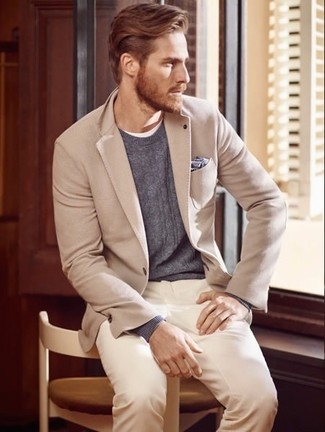 Comment porter un blazer marron clair: Pense à harmoniser un blazer marron clair avec un pantalon de costume beige pour un look pointu et élégant.