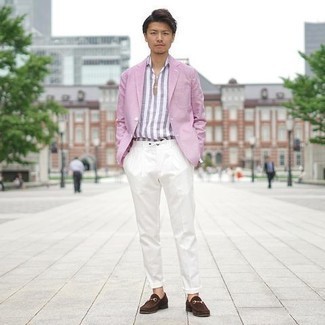Comment porter un blazer rose: Pense à porter un blazer rose et un pantalon chino blanc pour créer un look chic et décontracté. Une paire de slippers en daim marron foncé apportera une esthétique classique à l'ensemble.