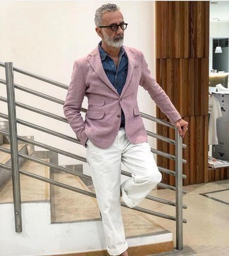 Comment porter un pantalon chino blanc pour un style chic decontractés en été après 50 ans: Essaie d'associer un blazer rose avec un pantalon chino blanc pour un look idéal au travail. Cette tenue est une de nos favoris de la saison.