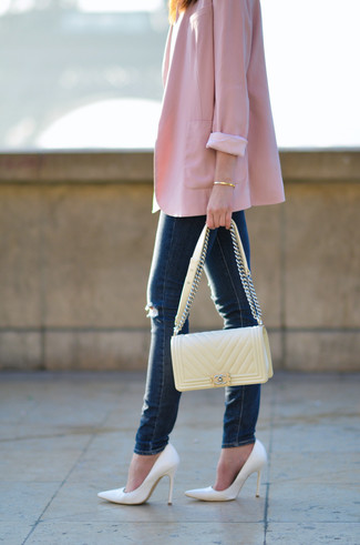 Comment porter un sac bandoulière en cuir doré: Porte un blazer rose et un sac bandoulière en cuir doré pour un look idéal le week-end. Une paire de escarpins en cuir blancs s'intégrera de manière fluide à une grande variété de tenues.