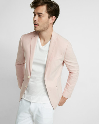Comment porter une veste rose: Pense à harmoniser une veste rose avec un jean blanc pour aller au bureau.