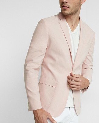 Comment porter une veste rose: Pense à opter pour une veste rose et un pantalon chino blanc pour achever un look habillé mais pas trop.
