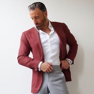 Comment porter un blazer rouge après 50 ans: Pense à porter un blazer rouge et un pantalon de costume gris pour dégager classe et sophistication.
