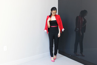 Comment porter des escarpins en cuir fuchsia: Opte pour un blazer rouge avec une combinaison pantalon noire pour une tenue idéale le week-end. Termine ce look avec une paire de escarpins en cuir fuchsia.