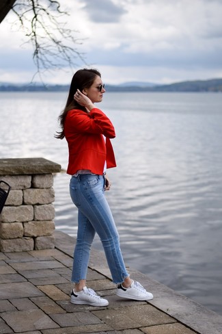 Comment porter des baskets basses blanches et noires: Associe un blazer rouge avec un jean bleu clair pour obtenir un look relax mais stylé. Jouez la carte décontractée pour les chaussures et fais d'une paire de baskets basses blanches et noires ton choix de souliers.