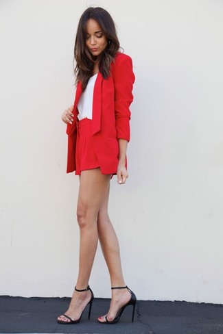 Comment porter un blazer rouge: Pour créer une tenue idéale pour un déjeuner entre amis le week-end, pense à associer un blazer rouge avec un short rouge. Complète ce look avec une paire de sandales à talons en cuir noires.