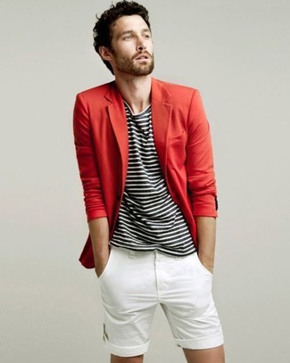 Comment porter une veste rouge en été à 30 ans: Harmonise une veste rouge avec un short blanc pour achever un look habillé mais pas trop. Une très bonne idée de look pour cet été.