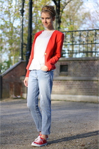 Comment porter des baskets basses en toile rouges: Associe un blazer rouge avec un jean boyfriend déchiré bleu clair pour un look confortable et décontracté. Cet ensemble est parfait avec une paire de baskets basses en toile rouges.