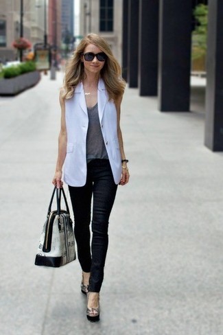 Comment porter un blazer sans manches blanc: Pour créer une tenue idéale pour un déjeuner entre amis le week-end, porte un blazer sans manches blanc et un jean skinny en cuir noir. Cette tenue se complète parfaitement avec une paire de escarpins en cuir noirs.