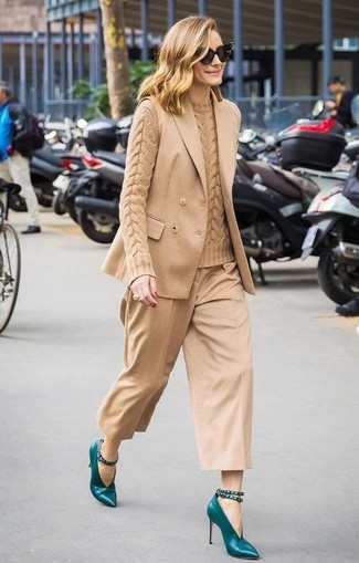 Comment porter un blazer marron clair: Pour une tenue de tous les jours pleine de caractère et de personnalité harmonise un blazer marron clair avec une jupe-culotte marron clair. Cette tenue est parfait avec une paire de escarpins en cuir bleu canard.