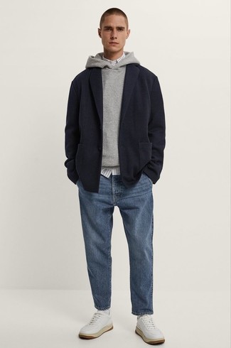 Tenue: Blazer en tricot noir, Sweat à capuche gris, Chemise à manches longues à rayures verticales blanc et bleu marine, Jean bleu