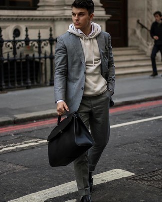 Comment porter un blazer gris: Porte un blazer gris et un pantalon de costume olive pour un look pointu et élégant. Complète ce look avec une paire de double monks en cuir noirs.