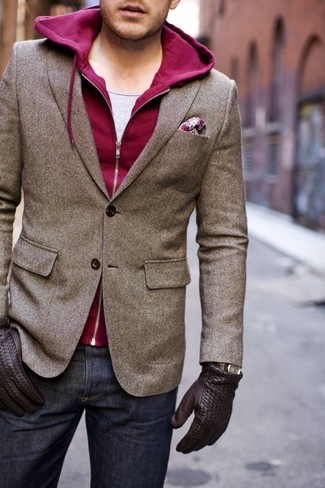 Comment porter des gants en cuir marron: Choisis un blazer en laine marron et des gants en cuir marron pour un look idéal le week-end.