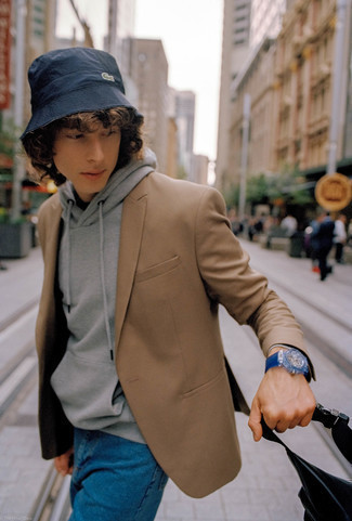 Comment porter une montre en caoutchouc bleue: Associe un blazer marron clair avec une montre en caoutchouc bleue pour un look confortable et décontracté.