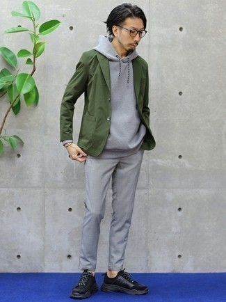 Comment porter un blazer vert foncé: Harmonise un blazer vert foncé avec un pantalon chino gris pour un look idéal au travail. Si tu veux éviter un look trop formel, termine ce look avec une paire de chaussures de sport noires.