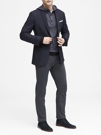 Des bottines chukka à porter avec un blazer bleu marine à 30 ans: Essaie de marier un blazer bleu marine avec un pantalon chino gris foncé pour un look idéal au travail. Une paire de bottines chukka est une option parfait pour complèter cette tenue.
