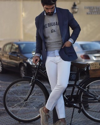 Comment porter un blazer bleu marine avec un pull gris: Associe un blazer bleu marine avec un pull gris pour un look idéal au travail. Cet ensemble est parfait avec une paire de chaussures de sport beiges.